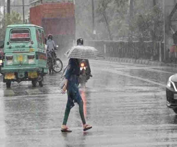 Weather News: यूपी-बिहार में आज भी बारिश, देश में कहां-कहां मॉनसून मेहरबान, जानें आज और कल के मौसम का हाल