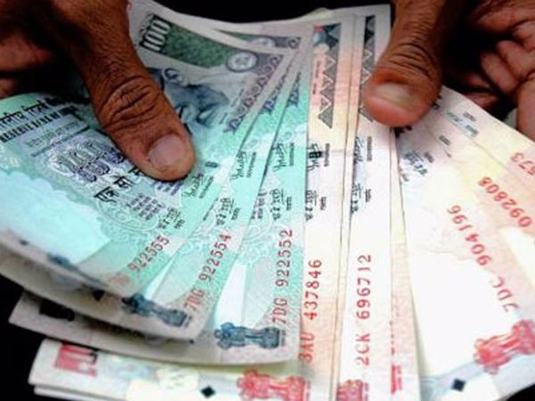 नोटबंदी: घरेलू महिलाओं को बड़ी छूट, 2.5 लाख रुपये तक नगद जमा करने पर जांच नहीं