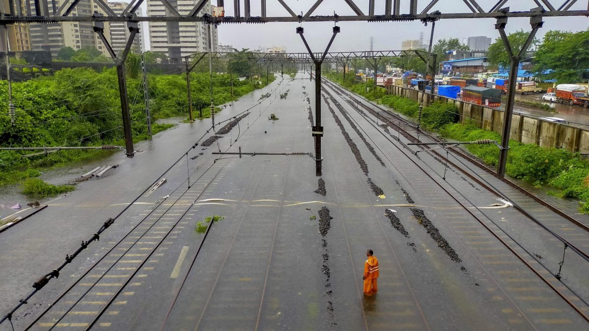 मुंबई में भारी बारिश से रेलवे ट्रैक डूबे, 5 दिन का अलर्ट जारी; एमपी-बिहार में प्री-मानसून, जानें बाकी राज्यों का हाल