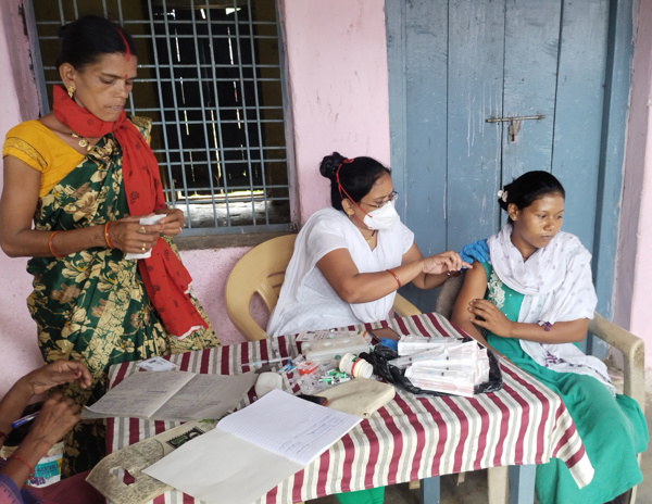गांव में किया गया कोरोना का टीकाकरण
