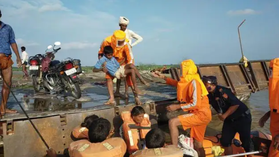 कुशीनगर: नारायणी नदी की बीच धारा में बंद हुआ नाव का इंजन, मची चीख-पुकार, डेढ़ सौ से ज्‍यादा लोग थे सवार