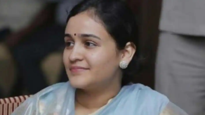 Aparna Yadav: अखिलेश के परिवार में सेंध लगा बदला लेगी BJP, भगवा दल में शामिल हो सकती हैं मुलायम की छोटी बहू