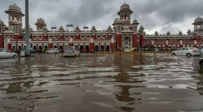 बारिश से हाहाकार: यूपी के कई शहरों में भारी बारिश, लखनऊ में सड़क से लेकर घरों तक भरा पानी, पुलिस ने जारी किया अलर्ट