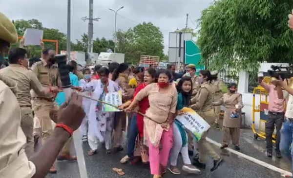 योगी के आवास पर कांग्रेस कार्यकर्ताओं का विरोध प्रदर्शन, पार्टी का आरोप - महिला कार्यकर्ताओं से पुलिसकर्मियों ने की मारपीट