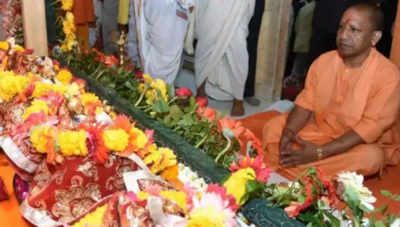 अयोध्या : दिवाली पर सीएम योगी ने हनुमानगढ़ी व रामजन्मभूमि में की पूजा