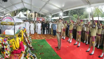 कन्नड़ सुपरस्टार पुनीत राजकुमार को विदाई, राजकीय सम्मान के साथ हुआ अंतिम संस्कार